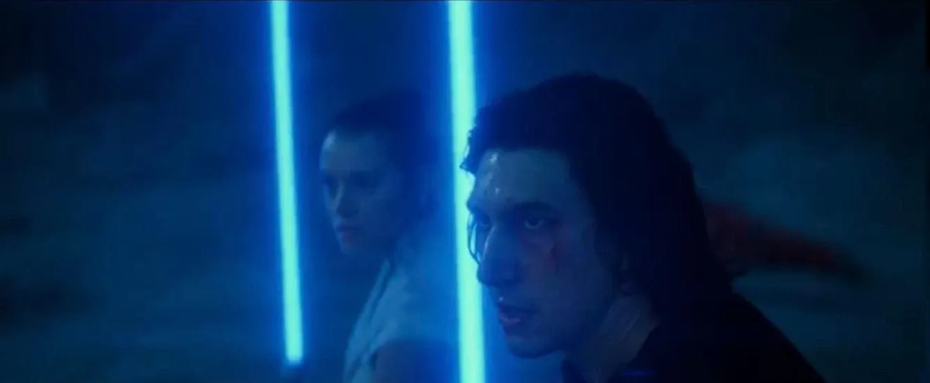 Rey et Ben Solo font front uni face à Palpatine.