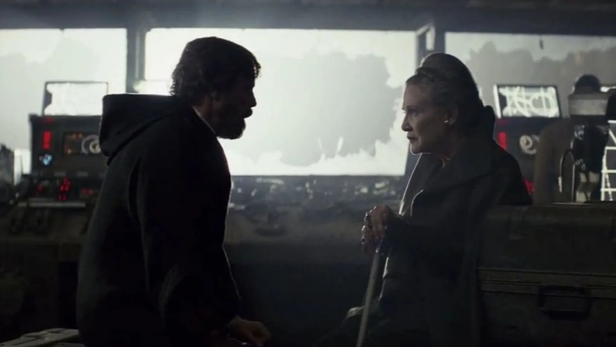 Luke et sa soeur Leia se retrouvent une dernière fois dans les cavernes de Crait.