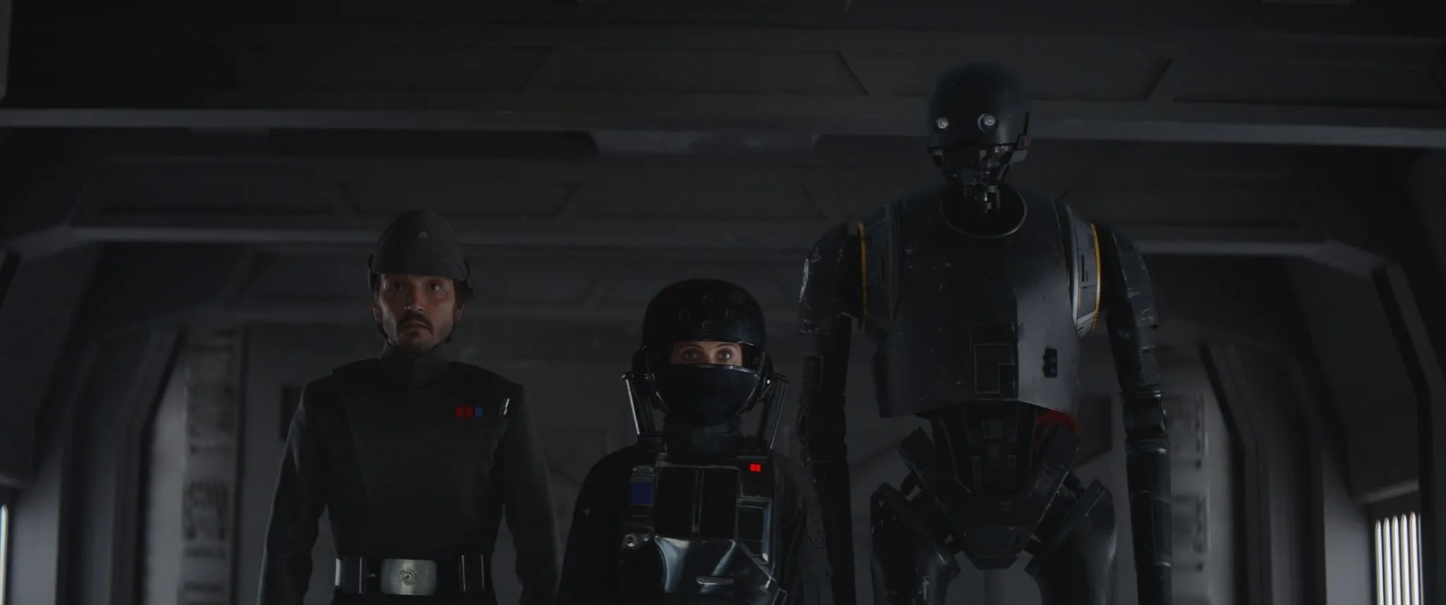 Cassian, Jyn et K-2SO pénètrent camouflés dans la citadelle impériale