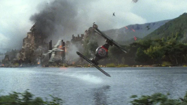 Un Chasseur TIE des Forces Spéciales poursuivi par un X-Wing T-70