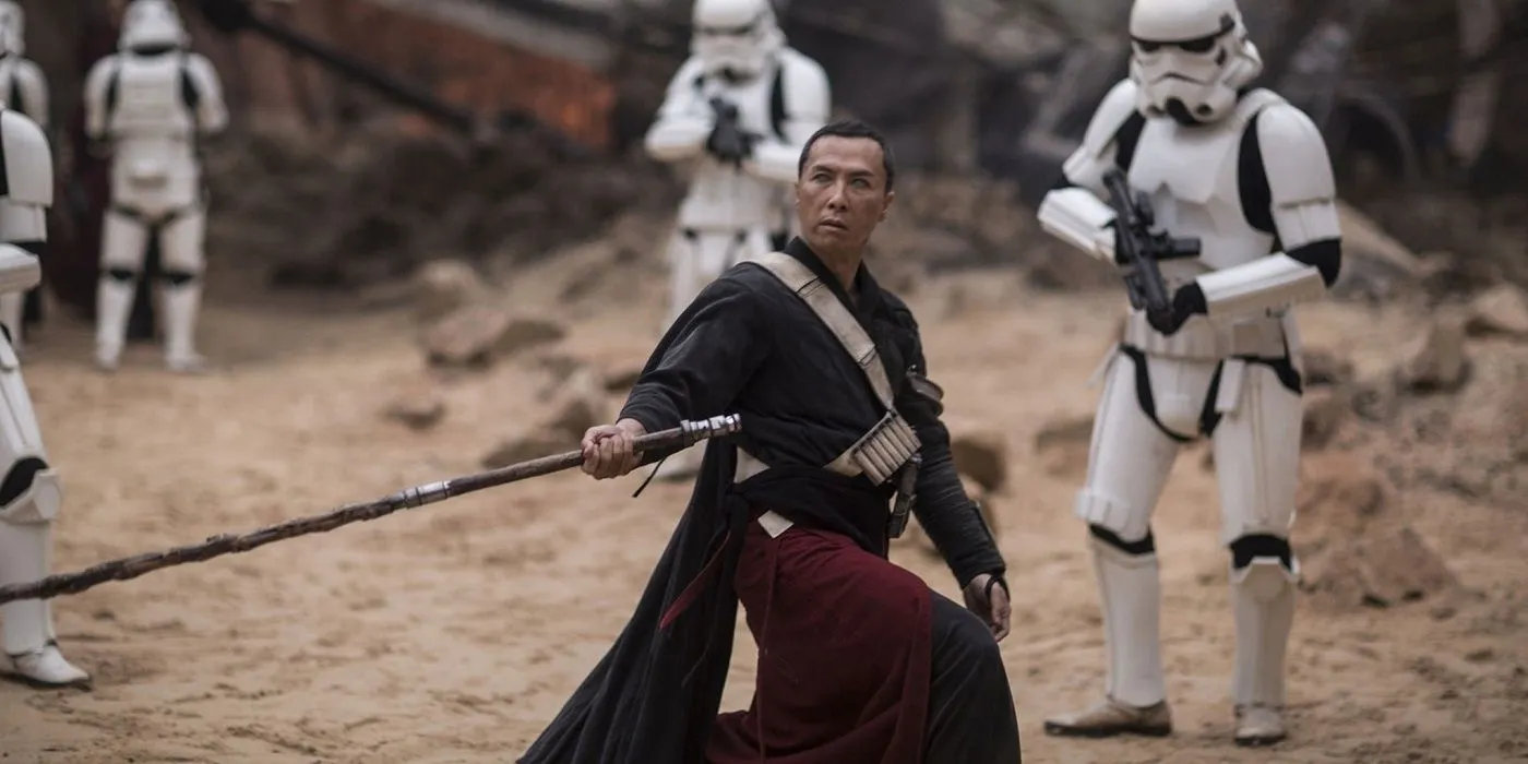 Chirrut Îmwe fait face seul à toute une escouade de Stormtroopers sur Jedha
