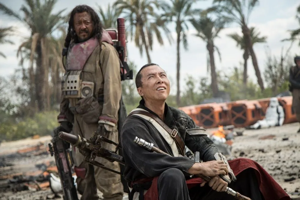 Baze Malbus et Chirrut Îmwe, sur les plages de Scarif