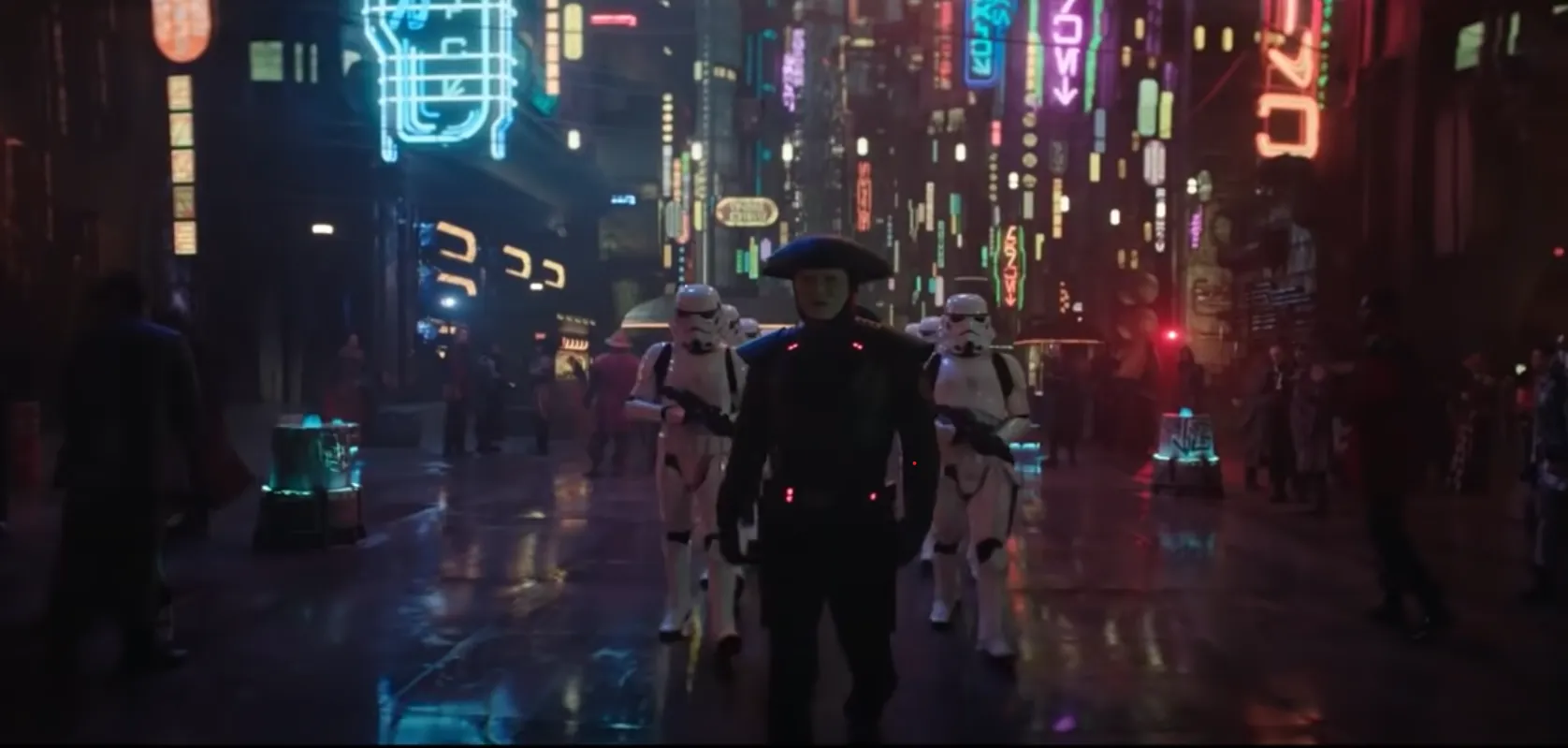 Le cinquième frère avec une escorte de Stormtroopers dans la ville de Daiyu.