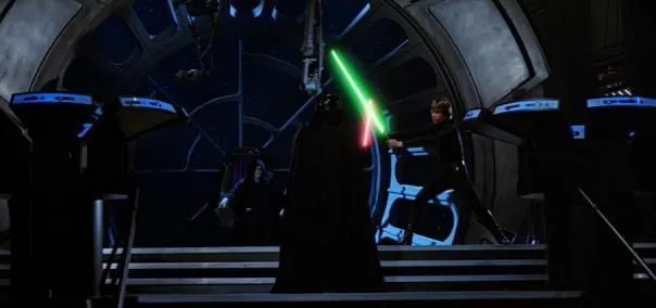 Luke Skywalker affronte son père sous le regard de l'Empereur