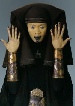 Luminara Unduli exhibant ses tatouages