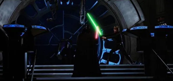 Luke Skywalker affronte son père sous le regard de l'Empereur