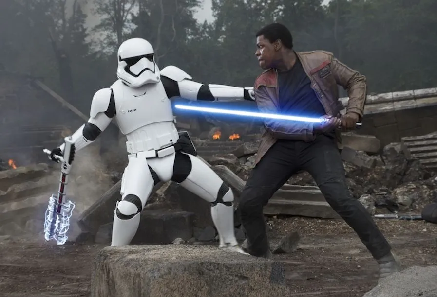 Finn découvre l'utilisation du sabre laser