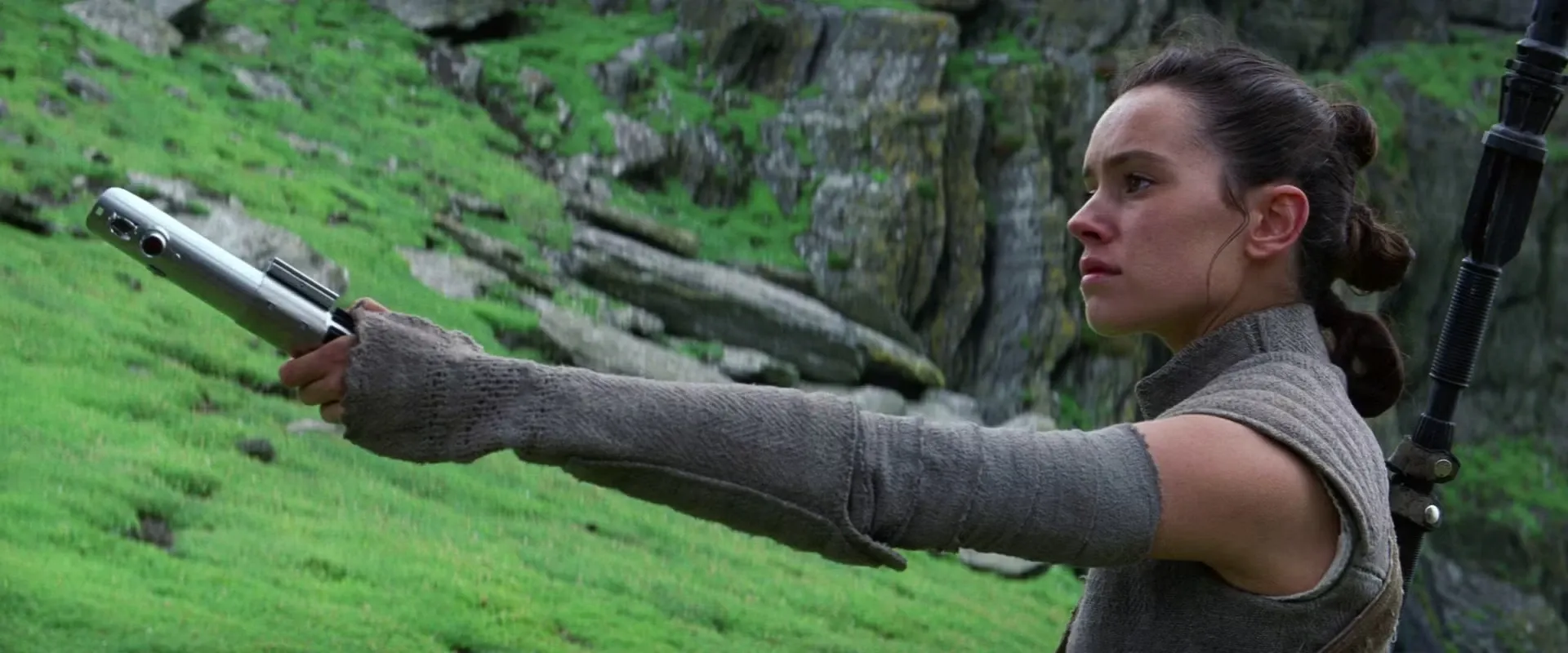 Rey présente le sabre laser des Skywalker à Luke.