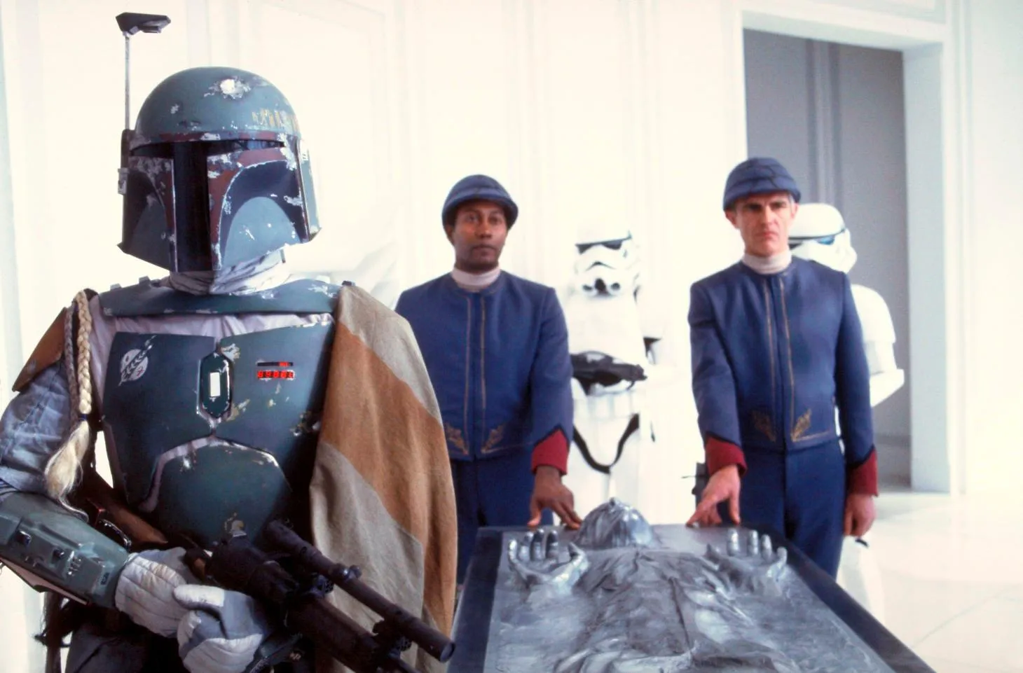 Isdam Edian accompagnant Boba Fett et des Stormtroopers