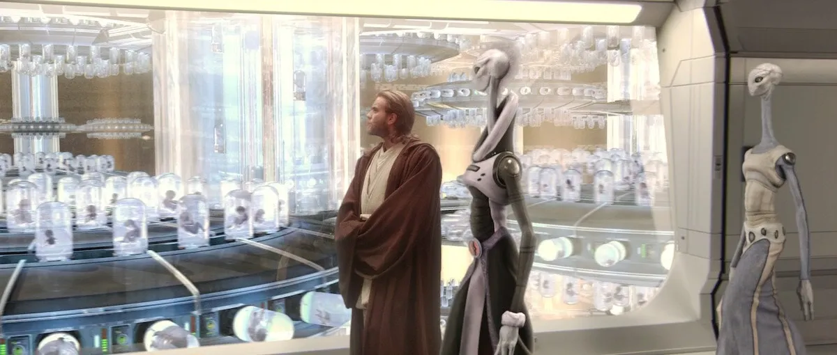 Taun We fait visiter les installation de clonage au Chevalier Jedi Obi-Wan Kenobi