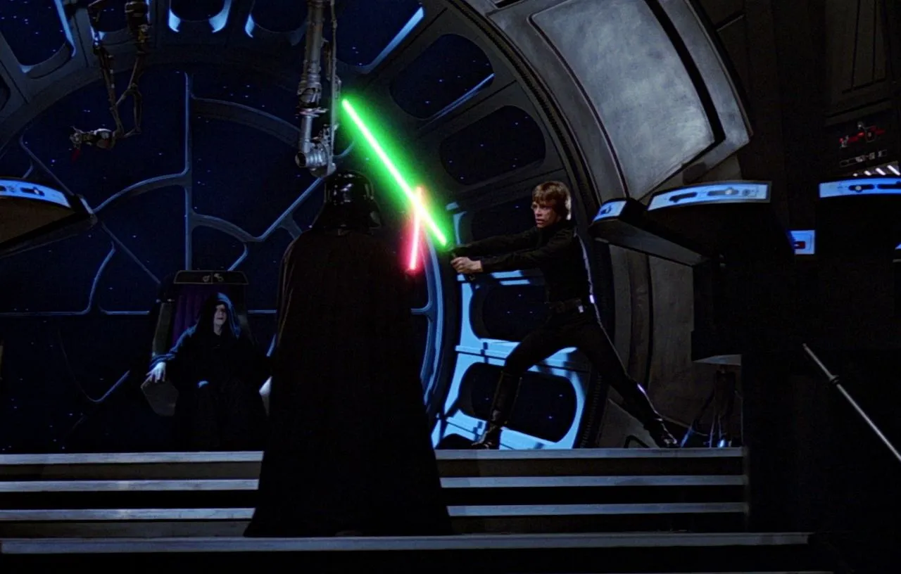 Duel entre le père et le fils sous les yeux de l'Empereur Palpatine