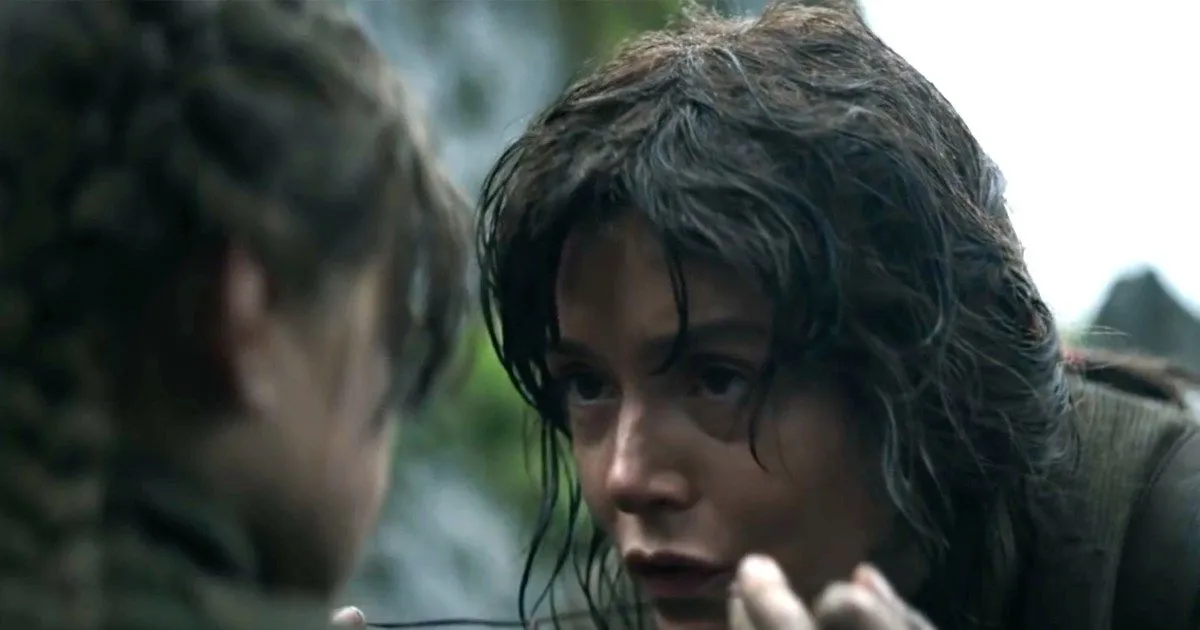 Lyra transmet son porte bonheur à sa fille Jyn, quelques instants avant de mourir