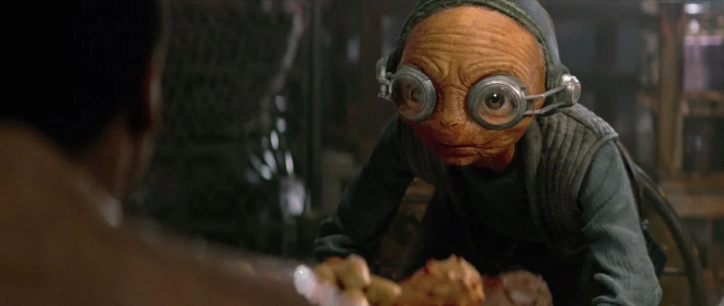 Maz Kanata se rapproche de Finn pour inspecter son regard