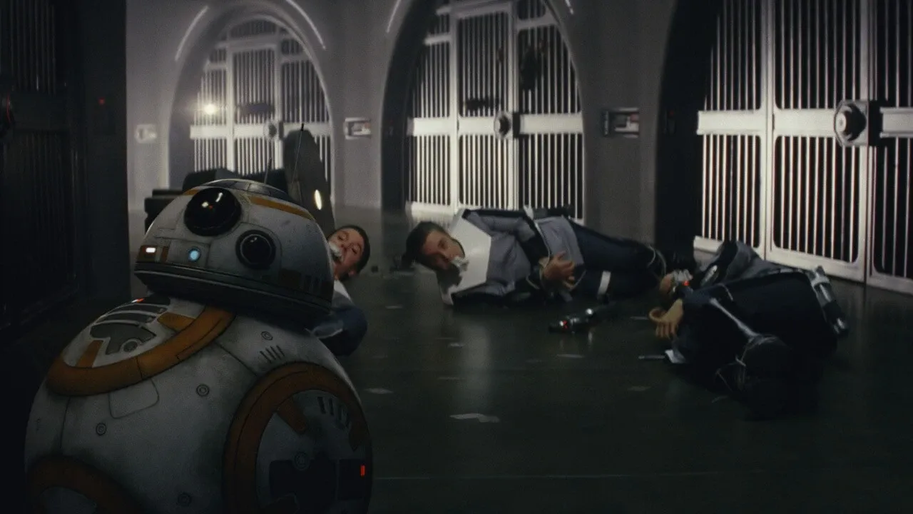 BB-8 ayant éliminé les forces de l'ordre à lui seul.