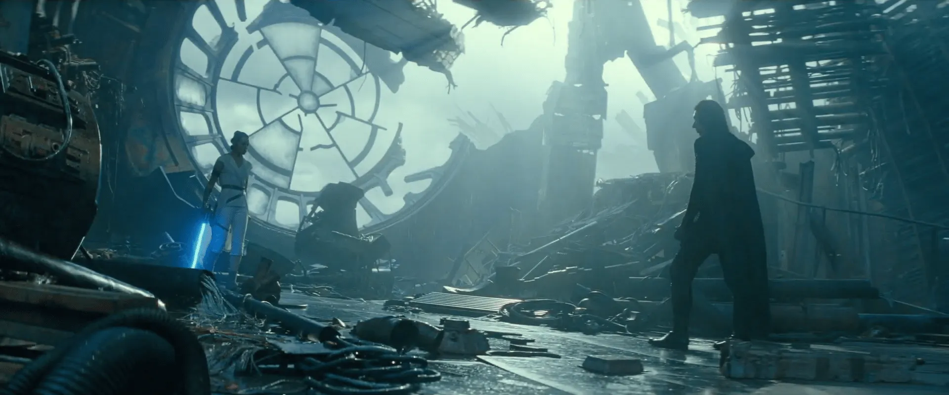 Rey se retrouve face à face avec Kylo Ren dans les ruines de la salle du trône.