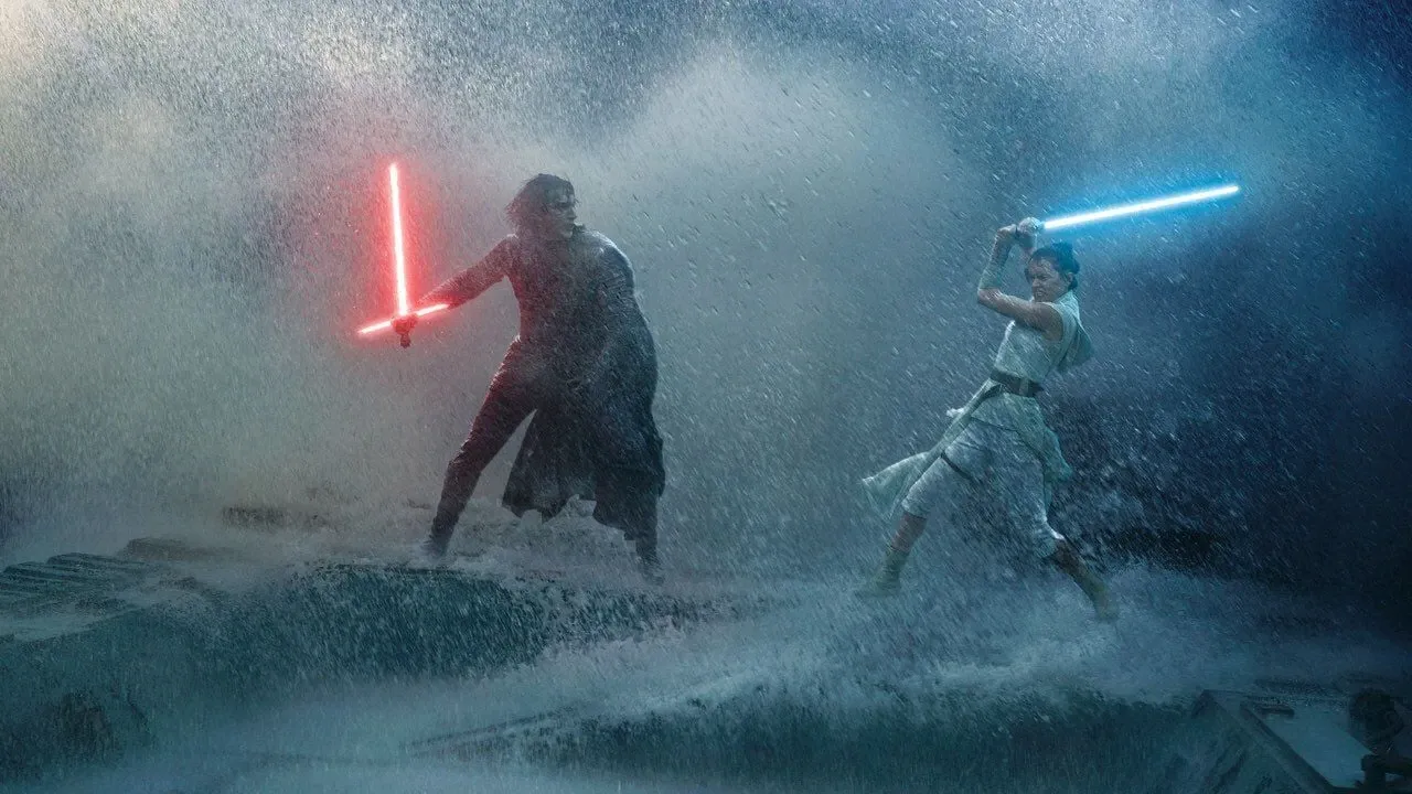 Rey affronte Kylo Ren dans les ruines de la Seconde Étoile de la Mort.