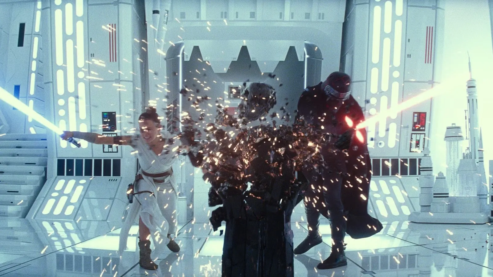 Rey et Kylo Ren s'affrontent en duel à travers la Force.