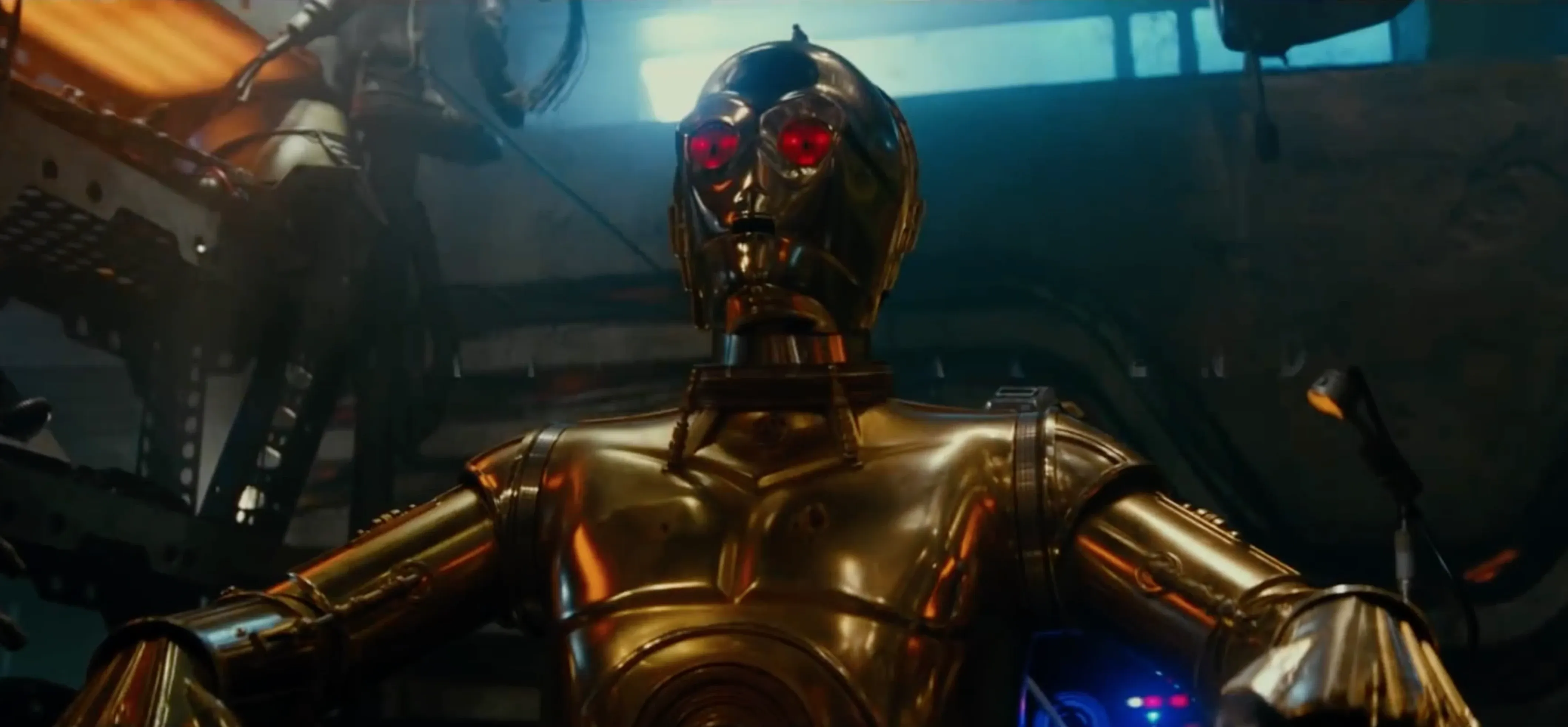 C-3P0, dont les circuits sont piratés, traduis les inscriptions Sith présentes dans sa mémoire.