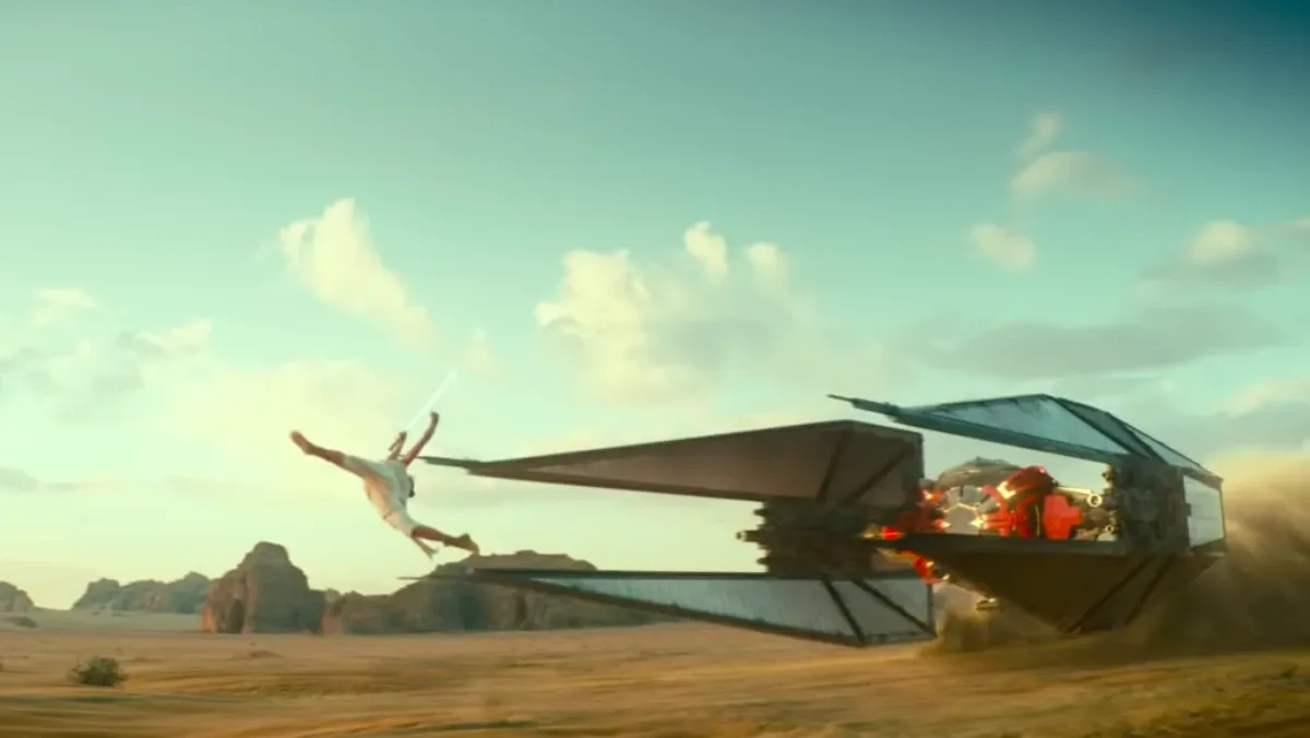 Rey effectue une pirouette pour attaquer le TIE Whisper de Kylo Ren.