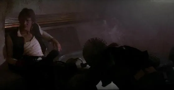 Le corps sans vie et fumant de Greedo allongé sur la table de la cantina