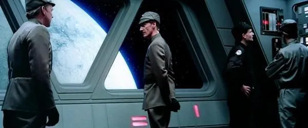 Xamuel Lennox sur la passerelle du Tyrant.