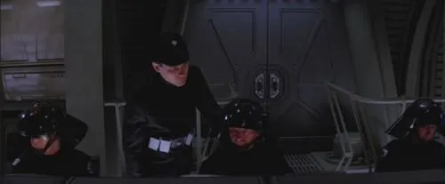 Vesden, à droite, devant son ordinateur dans le bunker du bouclier énergétique.