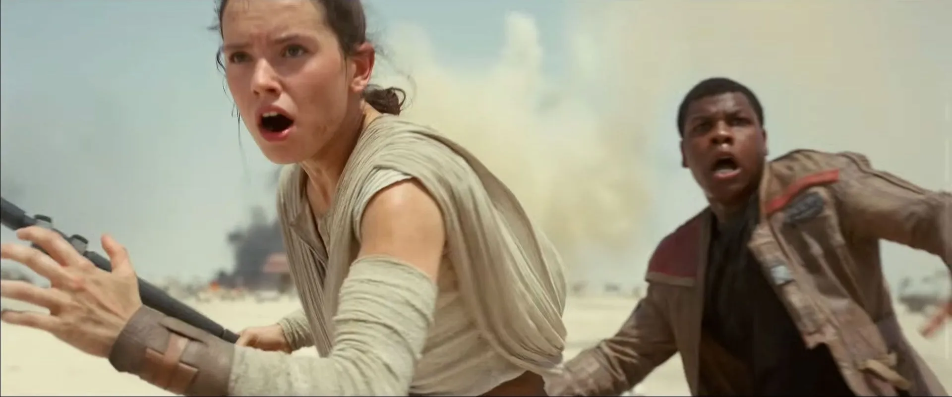 Rey et Finn fuient l'attaque de l'Avant-poste de Niima