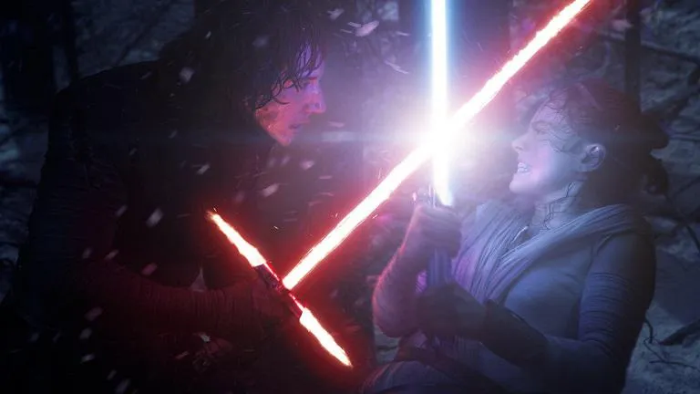 Kylo Ren affronte Rey au Sabrelaser