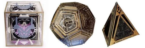 De gauche à droite : un Holocron Jedi, le Grand Holocron et un Holocron Sith