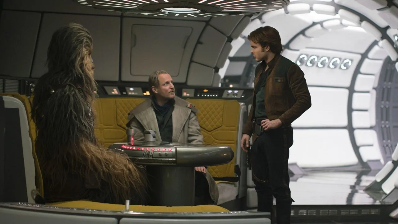 Beckett en compagnie de Solo et Chewbacca à bord du Faucon Millenium