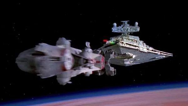 Le Devastator de Darth Vader poursuit la Corvette Corellienne Tantive IV.