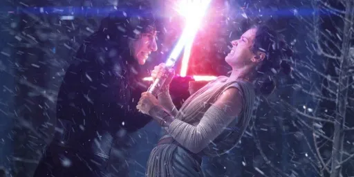 Kylo Ren et Rey s'affrontent dans un duel sans merci