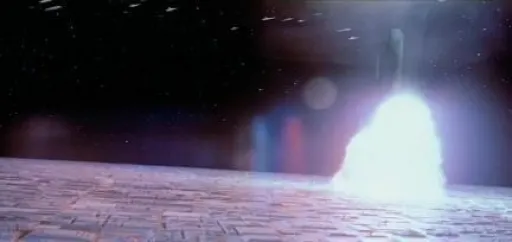 L'Executor pénètre la surface de la station et explose