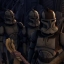 Trois clones de la Garde de Coruscant, sous les ordres du Commandant Stone, et le Représentant Binks.